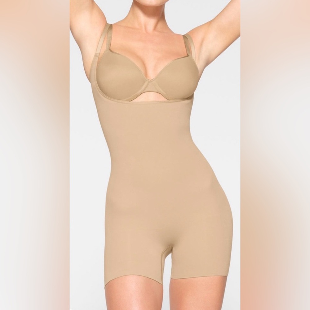 SKIMS OPEN BUST SEAMLESS SCULPTING SHORTIE BODYSUIT